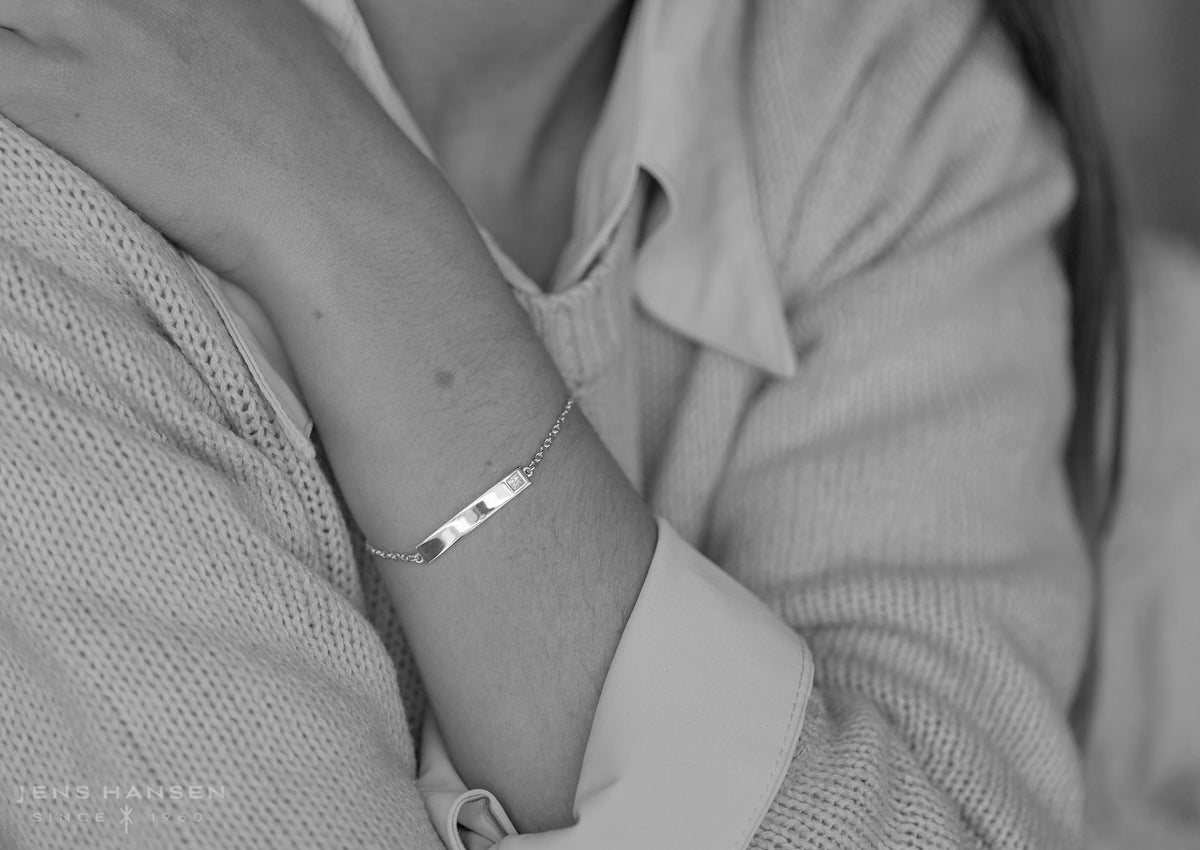Love Stories Bar Bracelet with Diamond, Red Gold